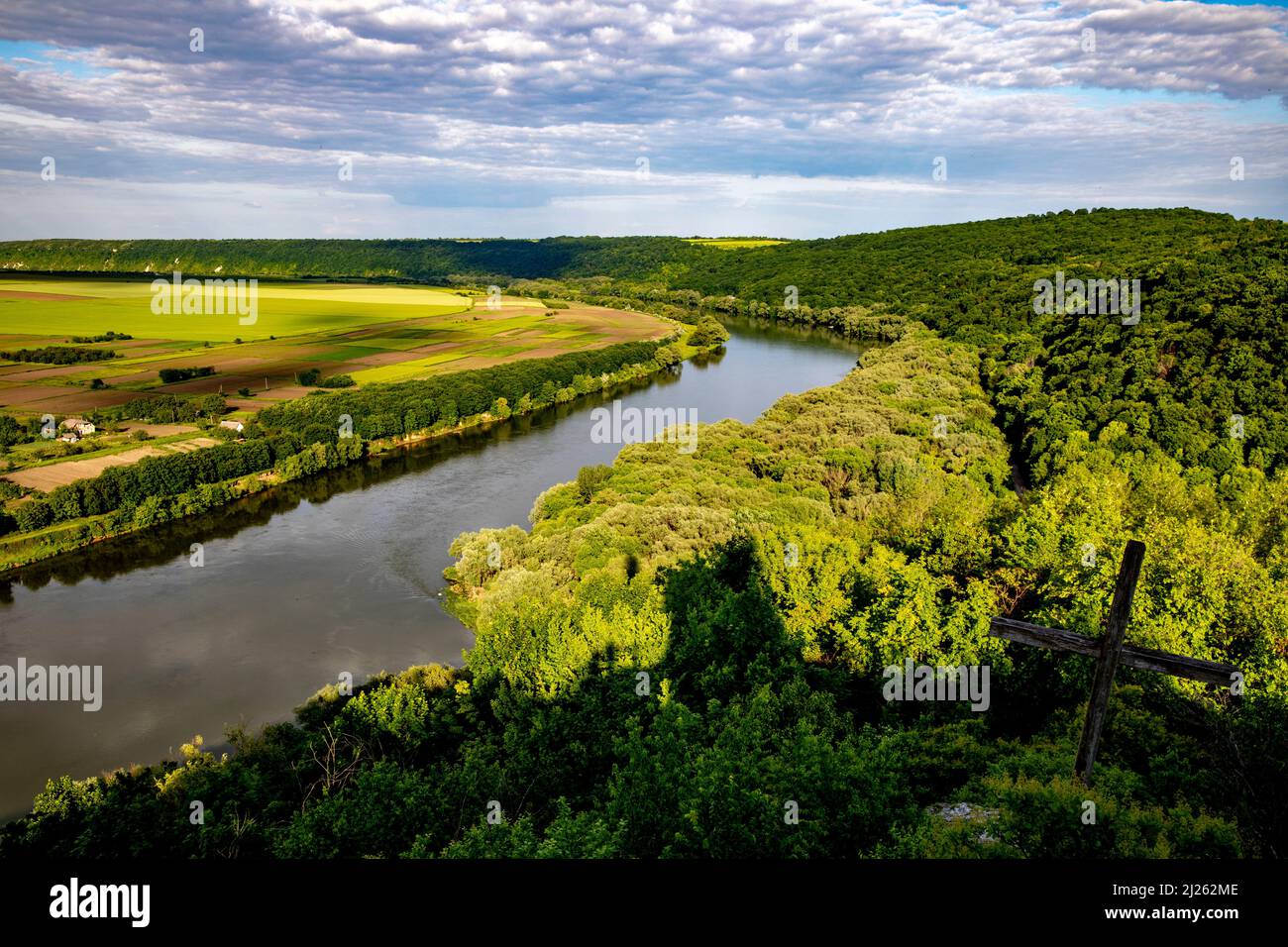 Vista sul fiume Dniestr e l'Ucraina da Soroca, Moldavia Foto Stock
