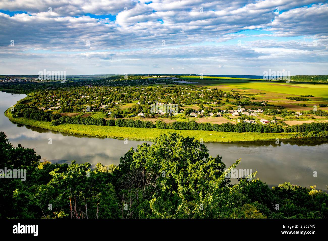 Vista sul fiume Dniestr e l'Ucraina da Soroca, Moldavia Foto Stock