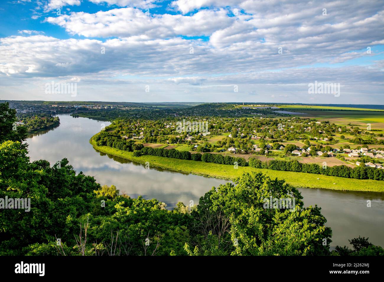 Vista sul fiume Dniestr e l'Ucraina da Soroca, Moldavia Foto Stock