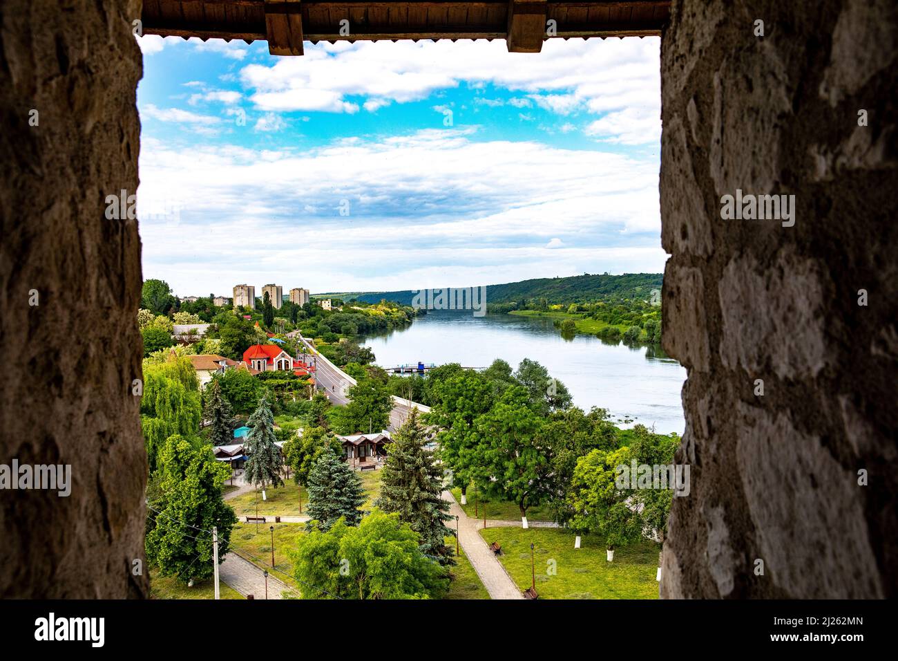 Città di Soroca lungo il fiume Dniestr visto dal forte medievale di Soroca, Soroca, Moldavia Foto Stock