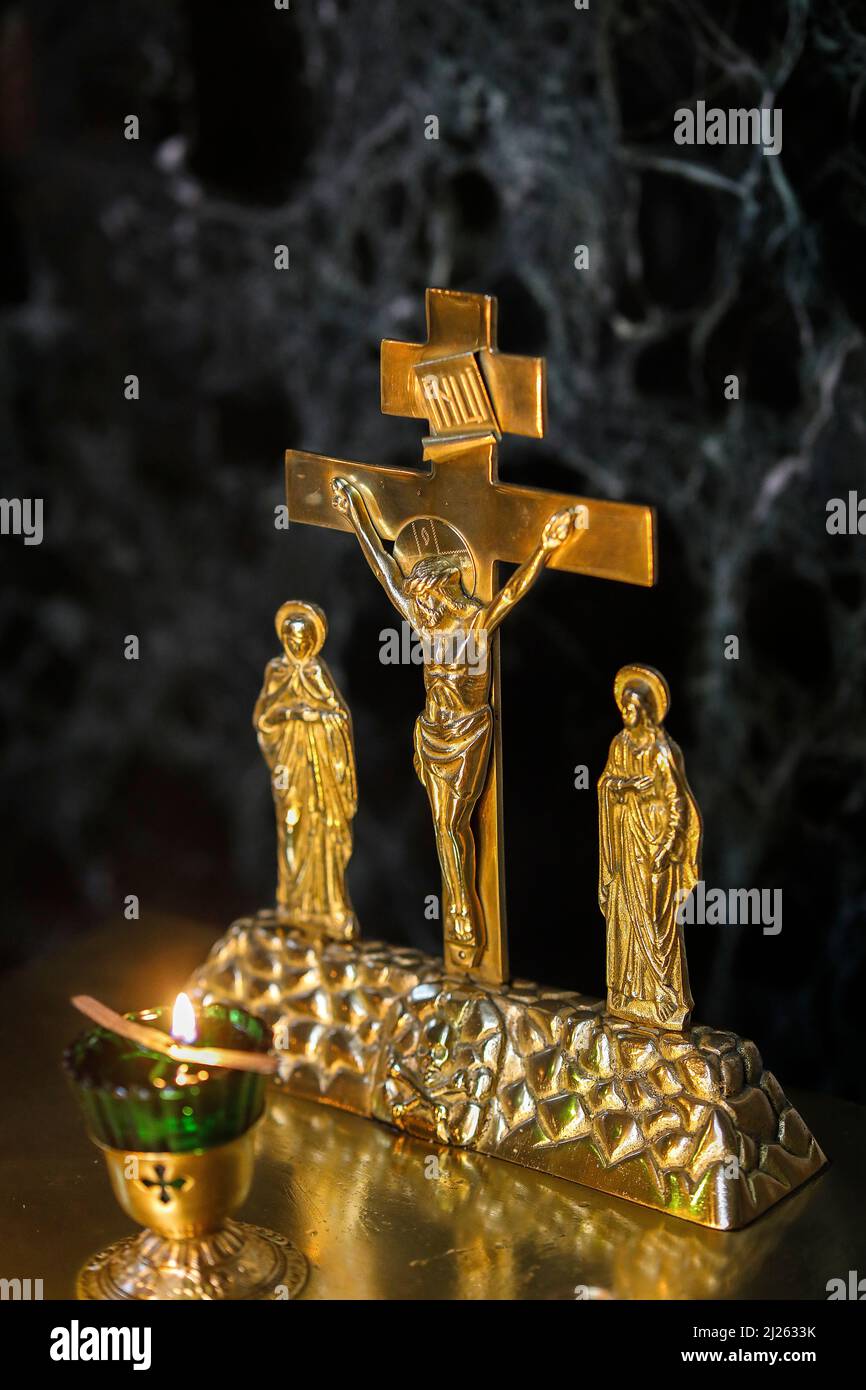 Crocifisso e candela nella cattedrale della Natività di Cristo, Chisinau, Moldavia. Foto Stock