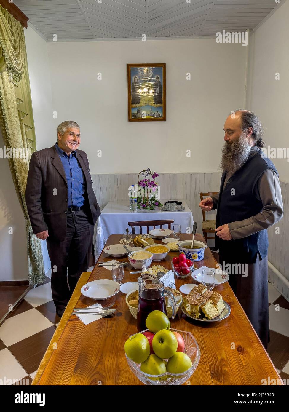 I fedeli hanno offerto il pranzo nel monastero ortodosso di Rudi, in Moldavia Foto Stock