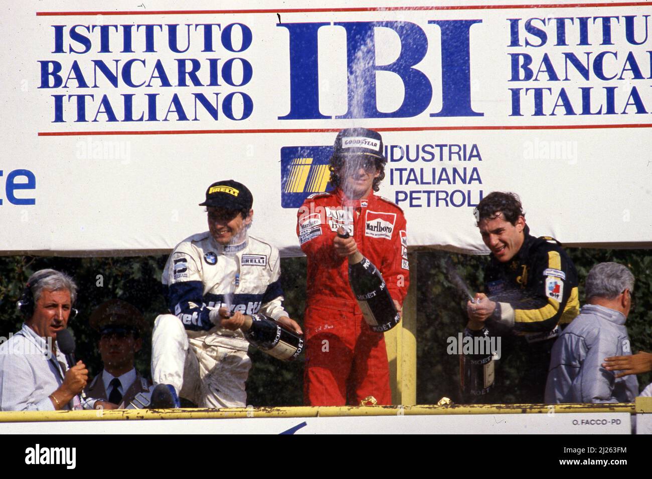 Nelson Piquet (BRA) Brabham 2nd posizione Alain Prost (fra) McLaren 1st posizione Ayrton Senna da Silva (BRA) Lotus 3rd posizione celebra il podio Foto Stock