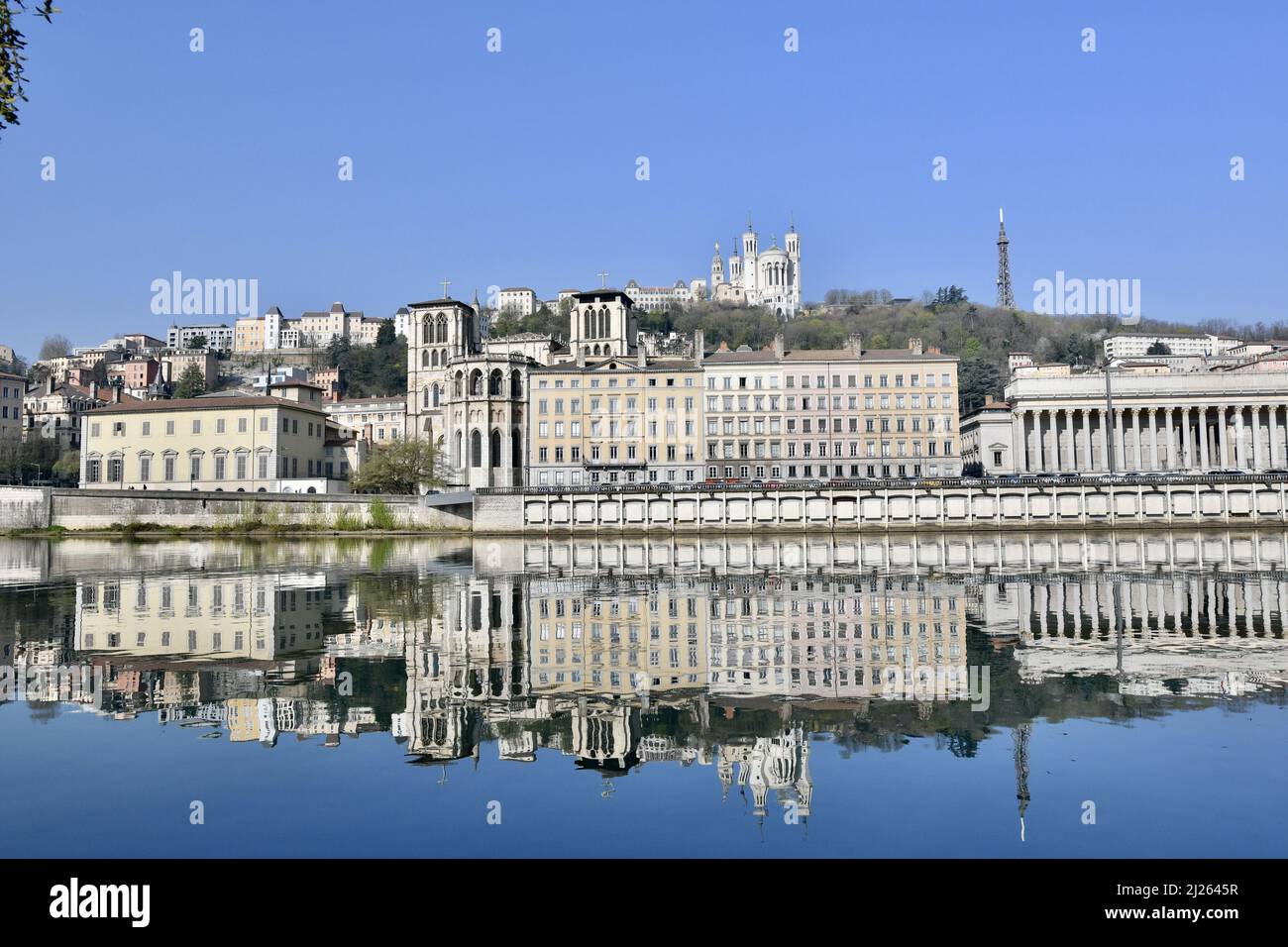 Magnifica banchina di saone con la basilica di Notre Dame de Fourviere, la cattedrale di Saint Jean e la Corte d'appello che si riflettono nel fiume Foto Stock