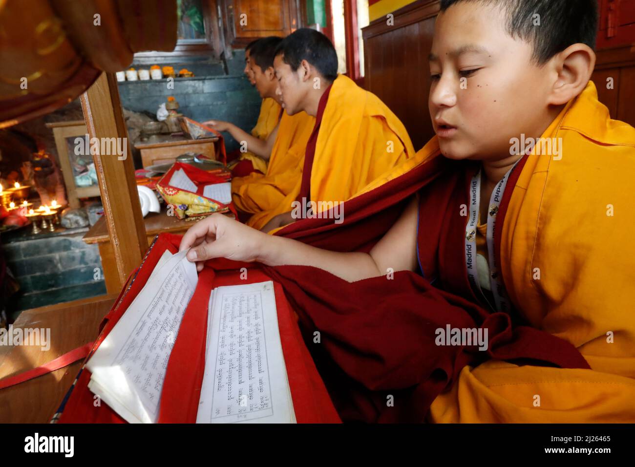 Tempio buddista di Ganesh Saraswati. Monaci alla cerimonia. Libro di preghiera buddista tibetano in sanscrito. Foto Stock