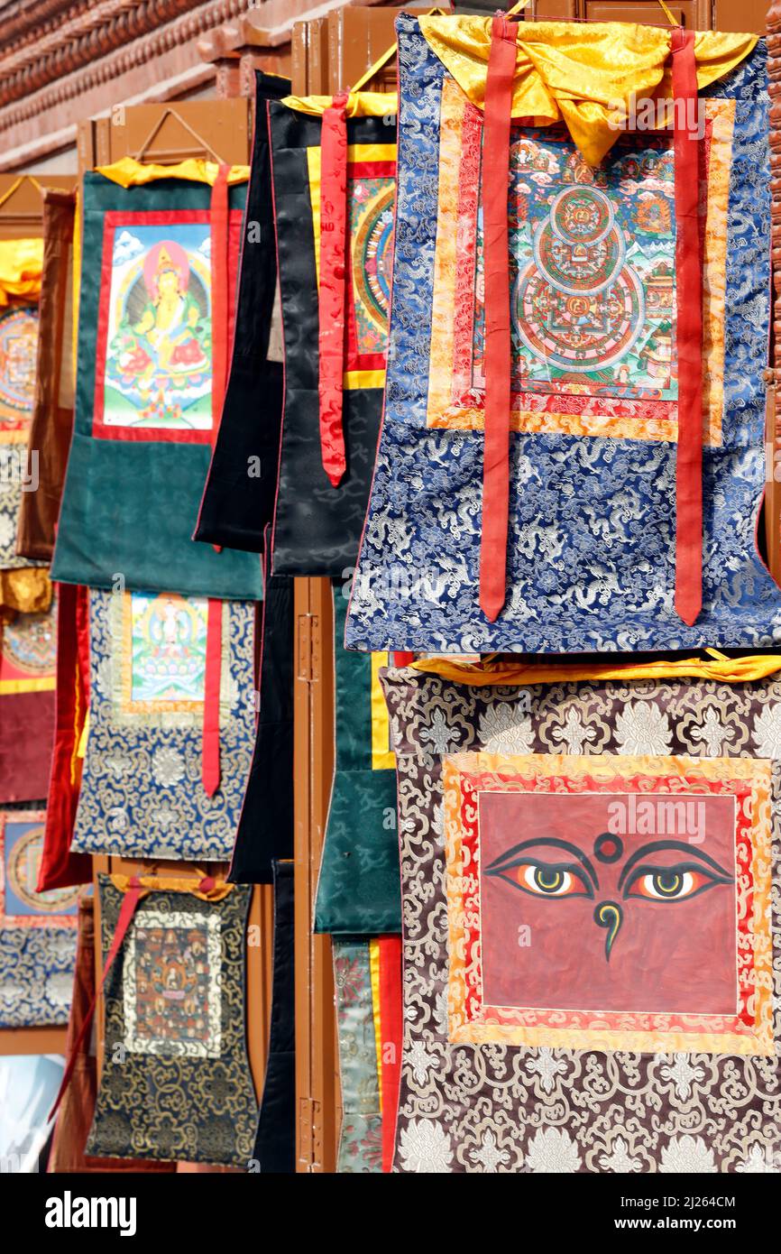 Buddhits dipinti tibetani di thangka in vendita in negozio. Foto Stock