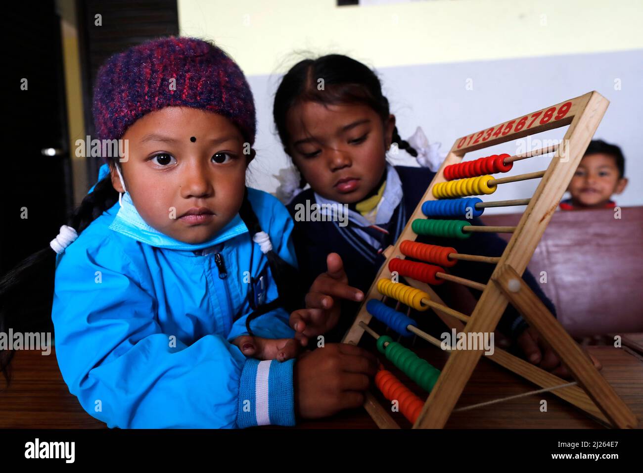 Scuola elementare. Gli studenti imparano a contare su un abaco. Foto Stock