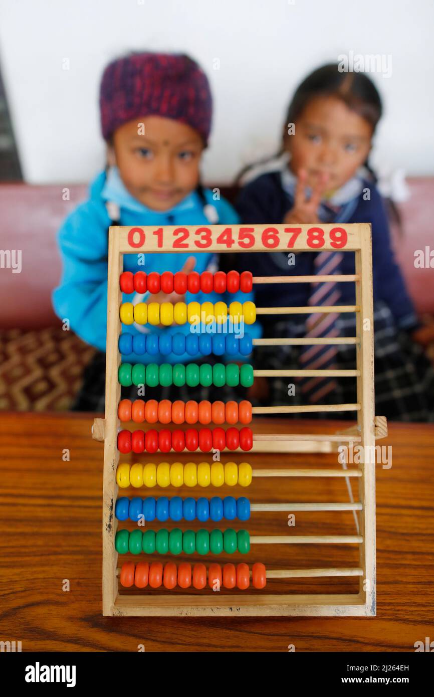 Scuola elementare. Gli studenti imparano a contare su un abaco. Foto Stock