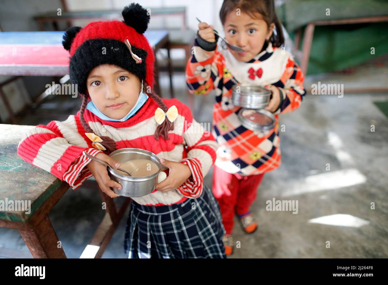 Scuola elementare. Ragazze che pranzano. Foto Stock