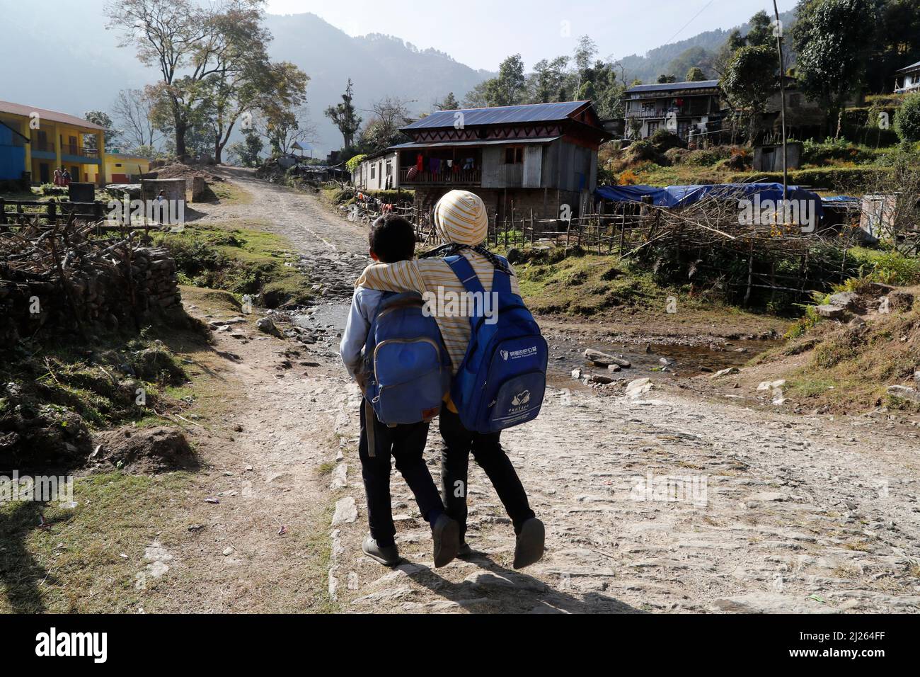 Gli allievi sulla strada alla scuola. Foto Stock