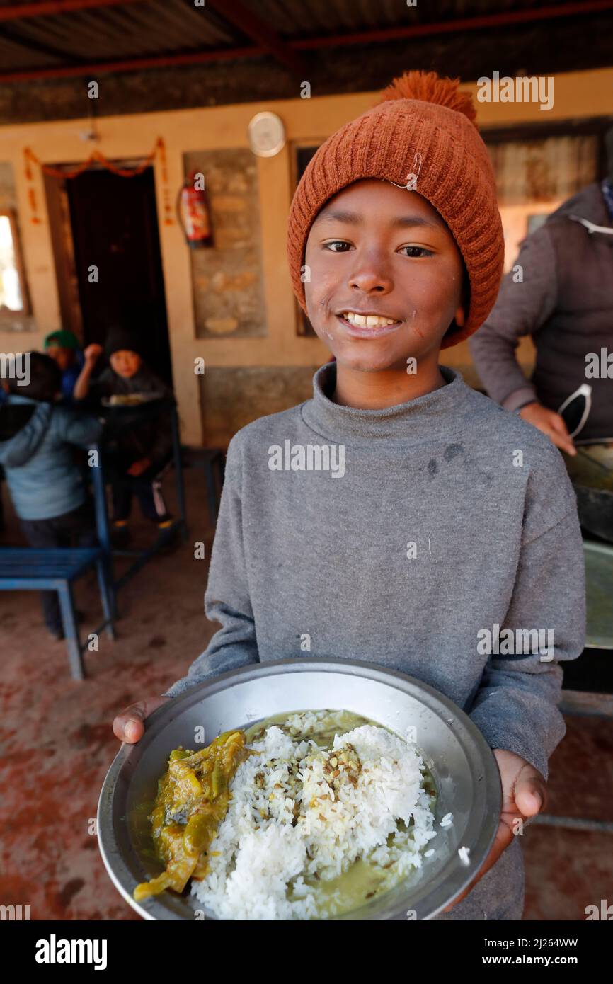 Centro di riabilitazione per bambini di strada. Ragazzo che mangia il pranzo. Foto Stock