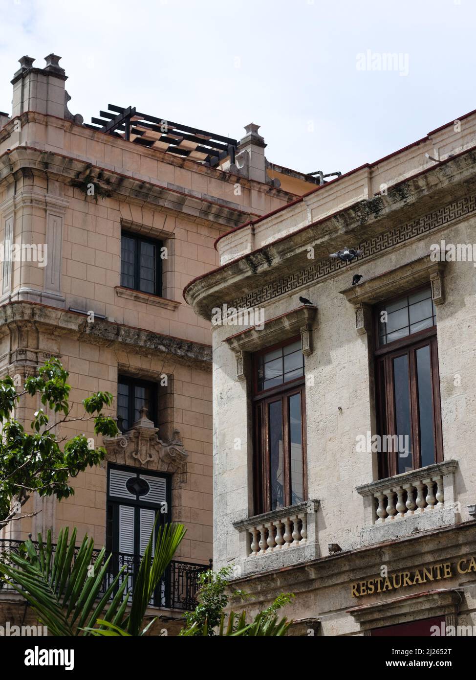 Immagine di vecchi edifici che mostrano la tradizionale architettura cubana a Old Havana in una giornata trascorsa. Foto Stock