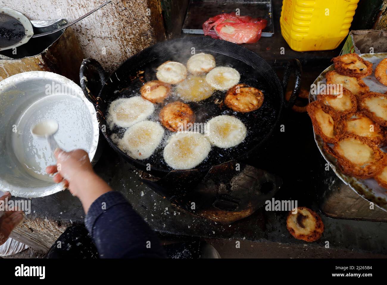 Ristorante tradizionale nepalese. Fried Sel Roti, la colazione tradizionale per i nepalesi. Foto Stock