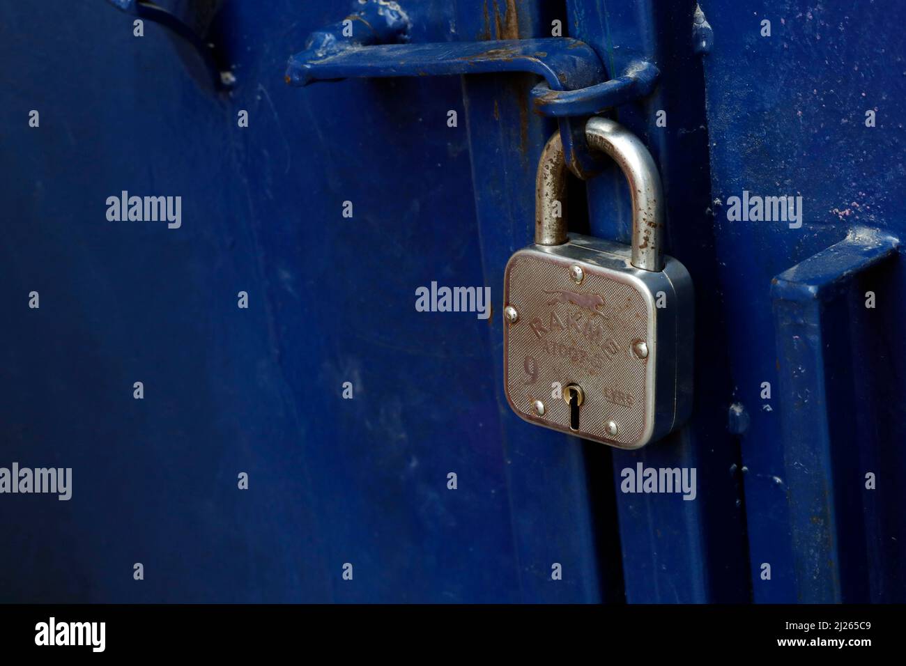 Armadietto su una porta blu. Foto Stock