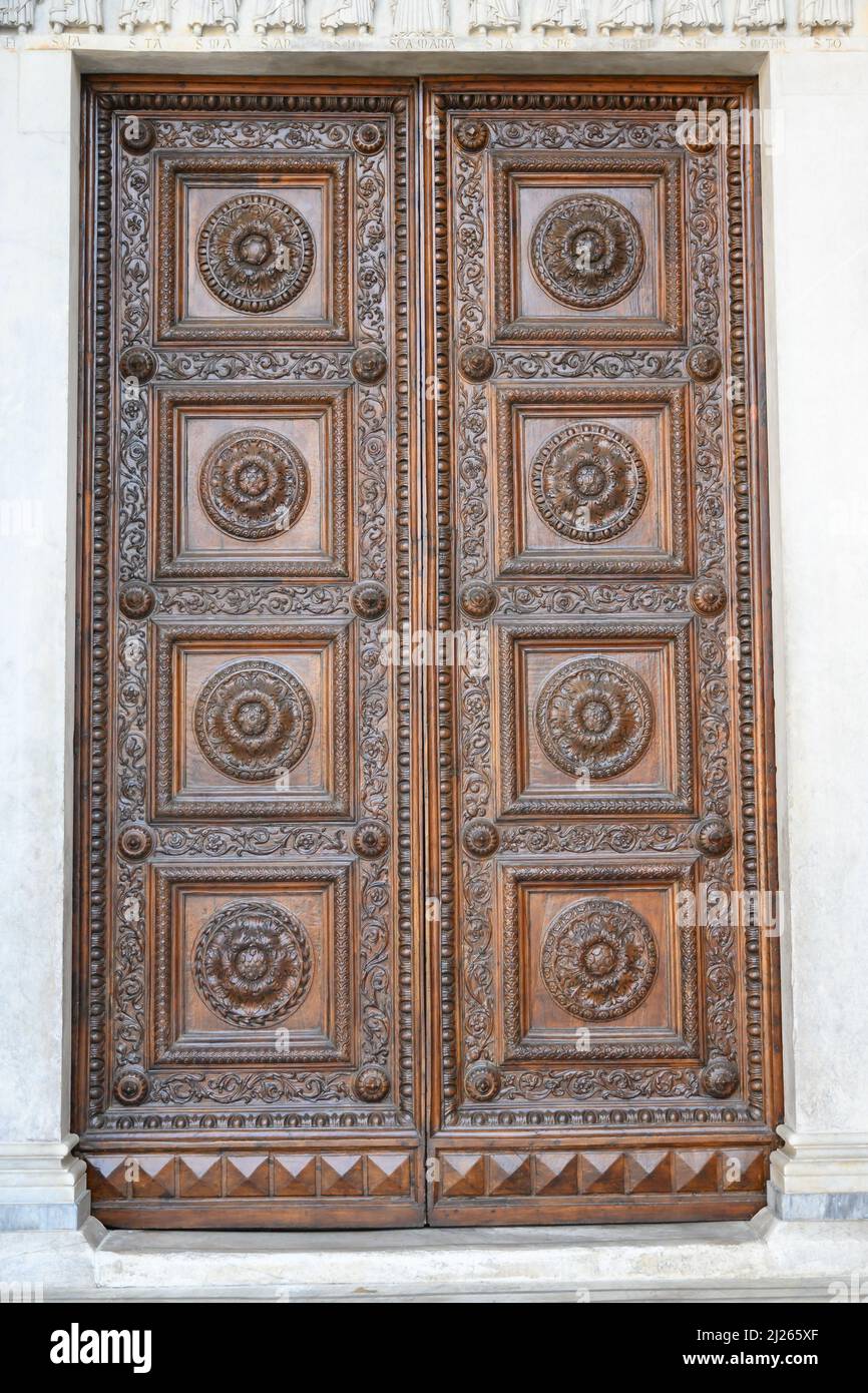 Antiche porte in legno massello con decorazioni intagliate a mano da  artisti locali, nello splendido centro storico di Lucca Foto stock - Alamy