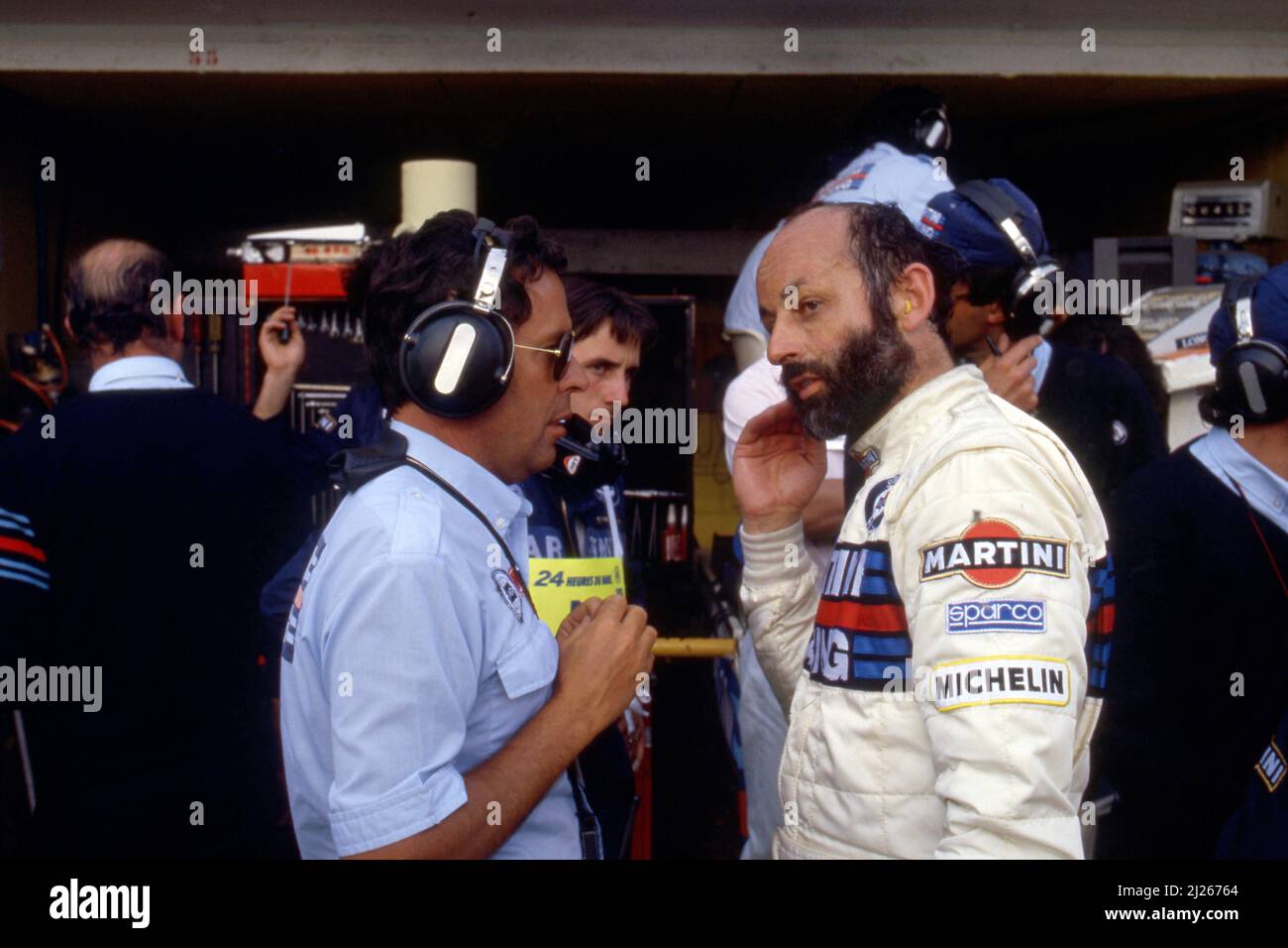 Henri Pescarolo (fra) Lancia Martini Racing parla con Cesare Fiorio (ITA) Foto Stock