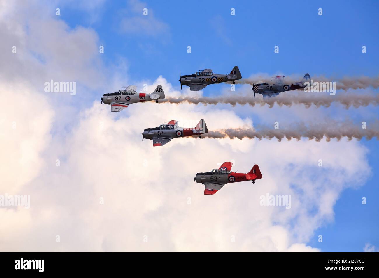 'The Roaring Forties', una squadra di aerobica che vola aerei Harvard (T-6 Texan) dell'era WW2, fuma in un'esposizione aerea Foto Stock