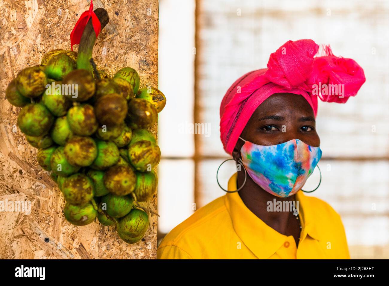 Una donna afro-colombiana vende frutti di chontaduro crudo (palma di pesca) nel mercato di strada a Cali, Valle del Cauca, Colombia. Foto Stock