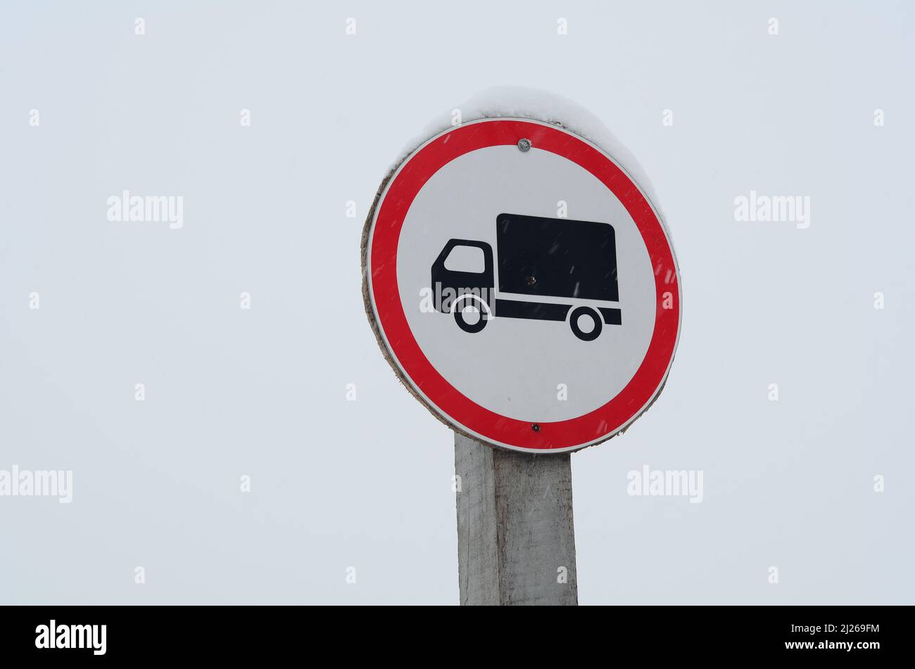 Tortuoso cartello stradale nella foresta e montagna Foto Stock