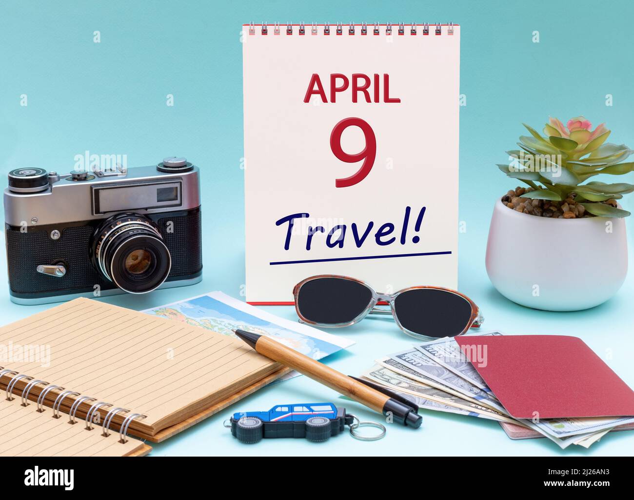 9th aprile. Pianificazione di viaggio, viaggio di vacanza - Calendario con la data 9 aprile occhiali blocco note penna fotocamera cash passaporti. Mese di primavera, giorno del Foto Stock