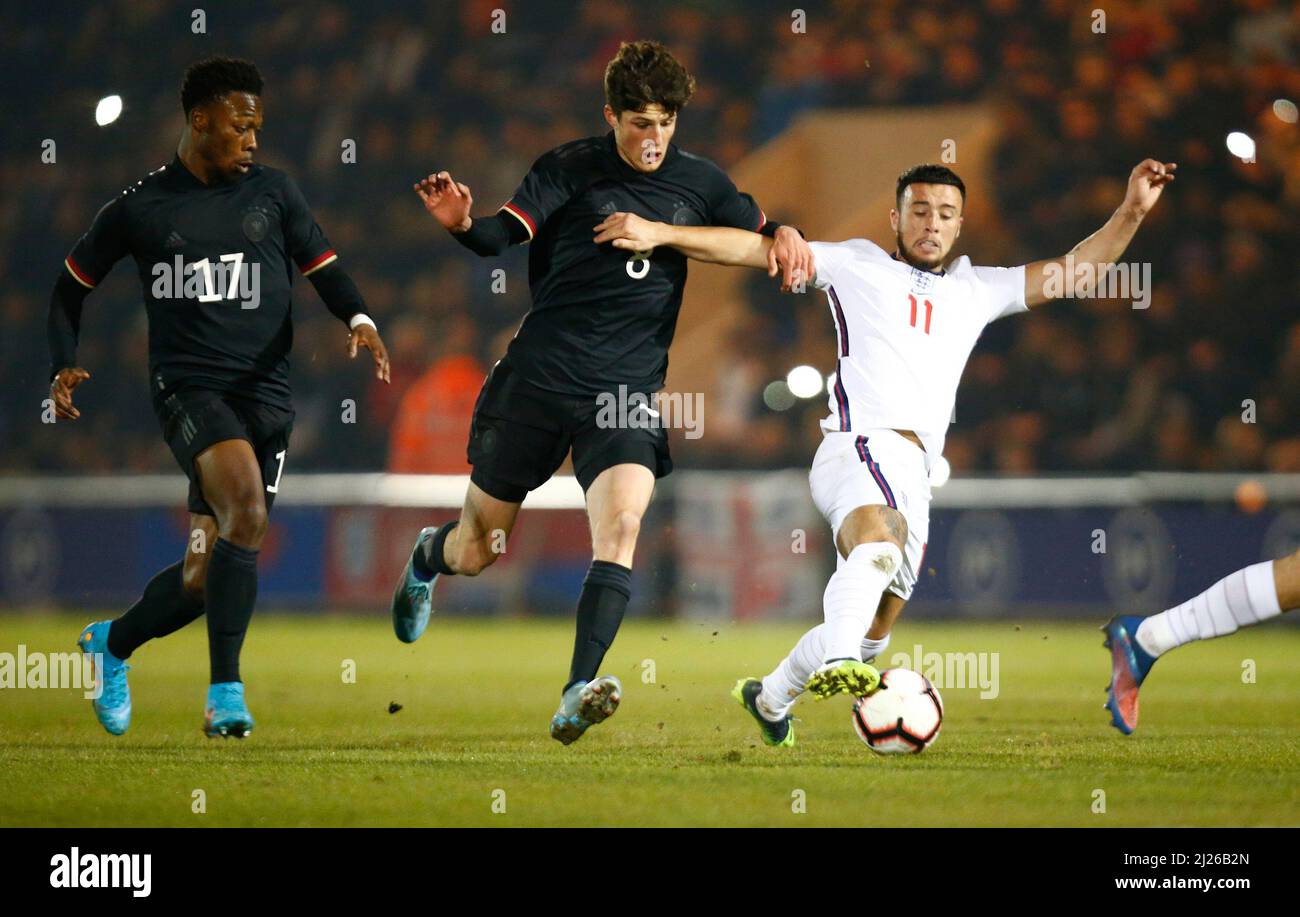 COLCHESTER, Regno Unito, MARZO 29: Sam Greenwood (Leeds United)of England U20 detiene di Merlin Rohl di Germania Under20 durante Under 20 International Foto Stock