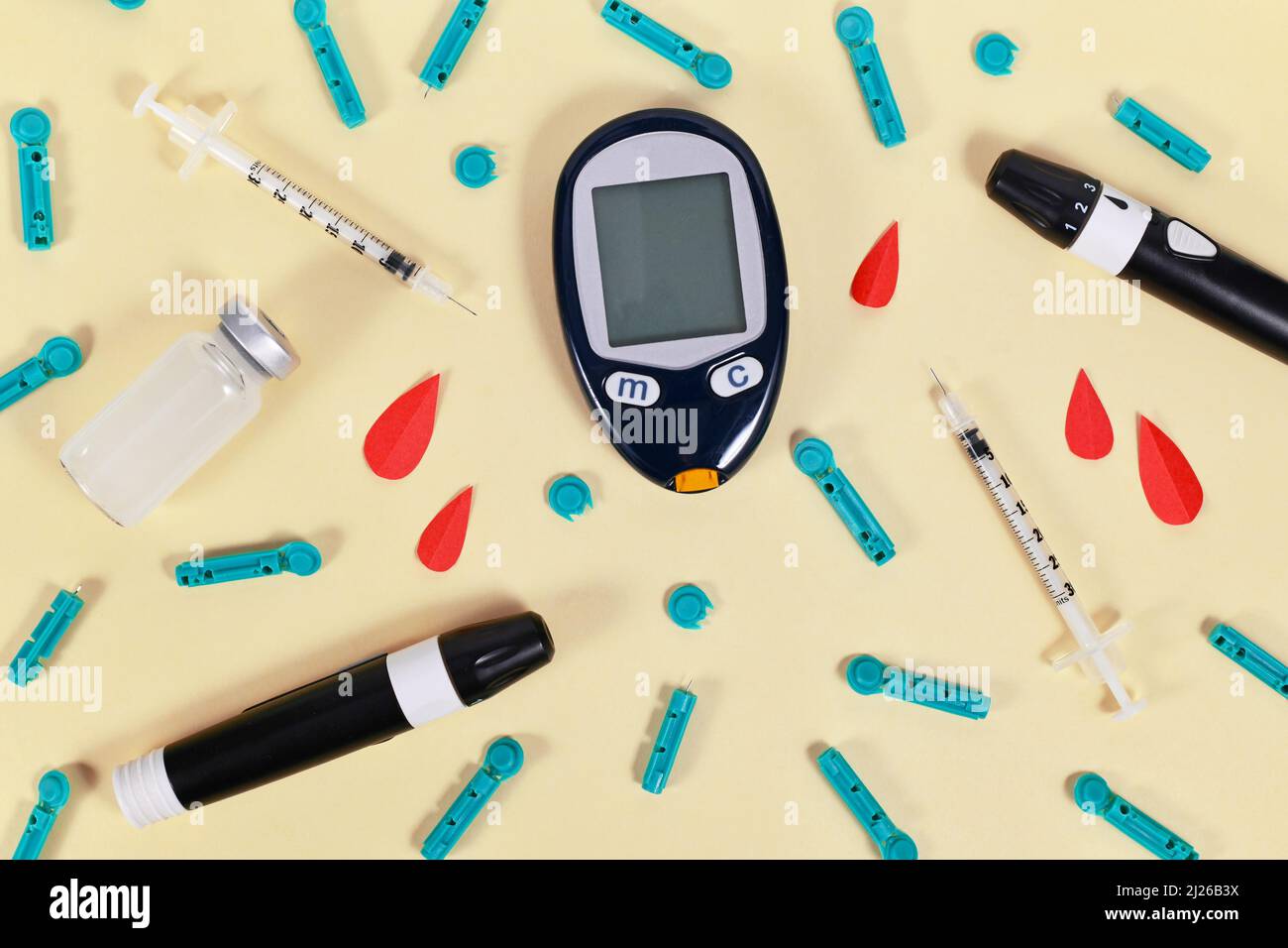 Apparecchiatura per il trattamento del diabete con glicemometro, lancette, flaconcino di insulina e siringhe Foto Stock