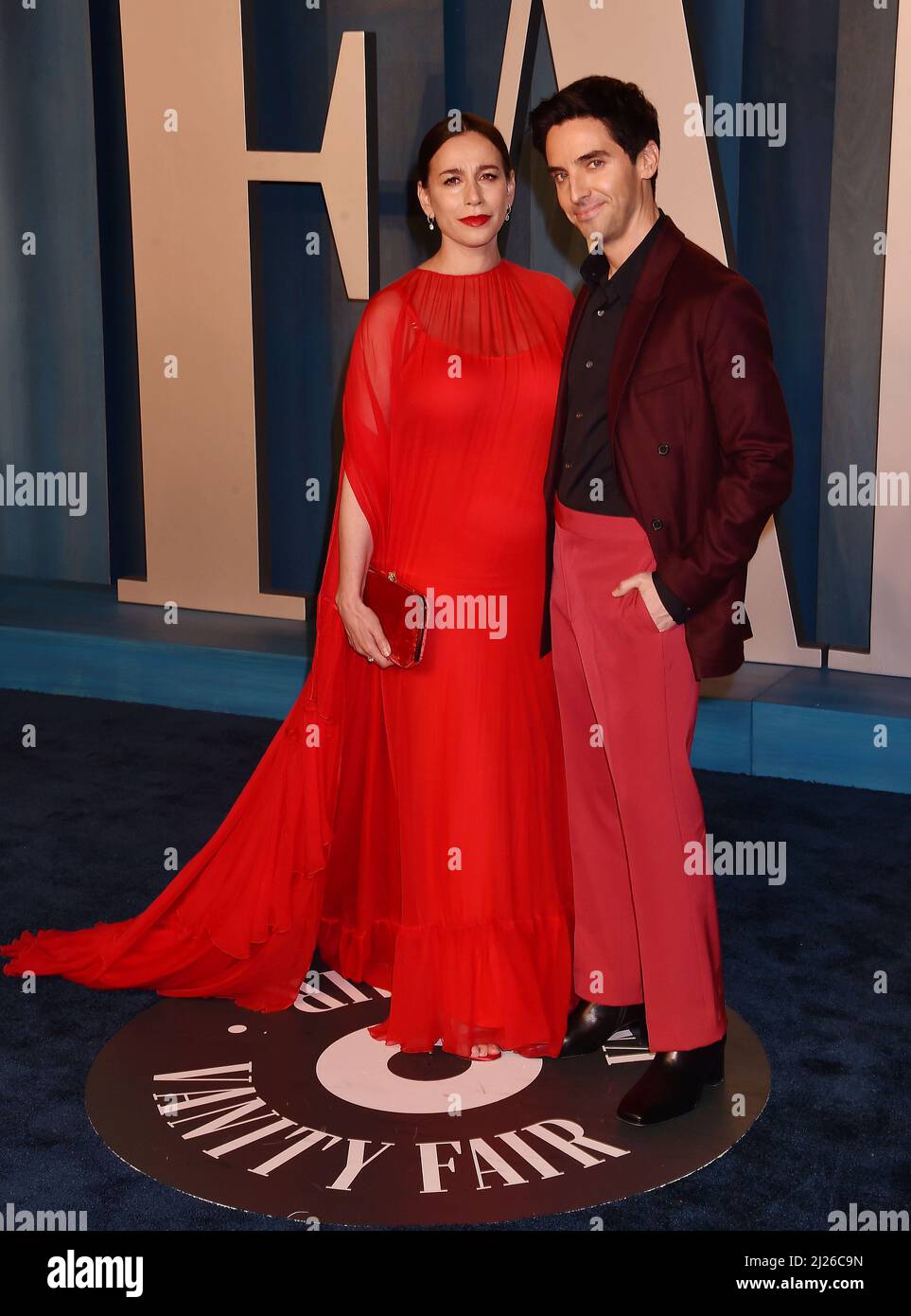 BEVERLY HILLS, CA - MARZO 27: (L-R) Lucia Aniello e Paul W. Downs partecipano al Vanity Fair Oscar Party 2022, ospitato da Radhika Jones a Wallis Annenber Foto Stock