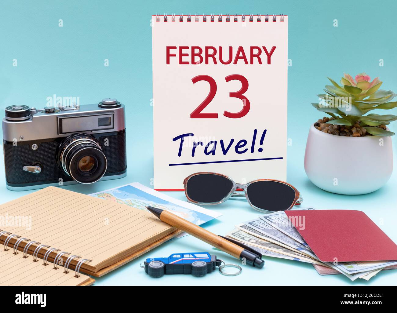 23rd febbraio. Pianificazione di viaggio, viaggio di vacanza - Calendario con la data 23 febbraio occhiali blocco note penna fotocamera cash passaporti. Inverno mese, giorno Foto Stock