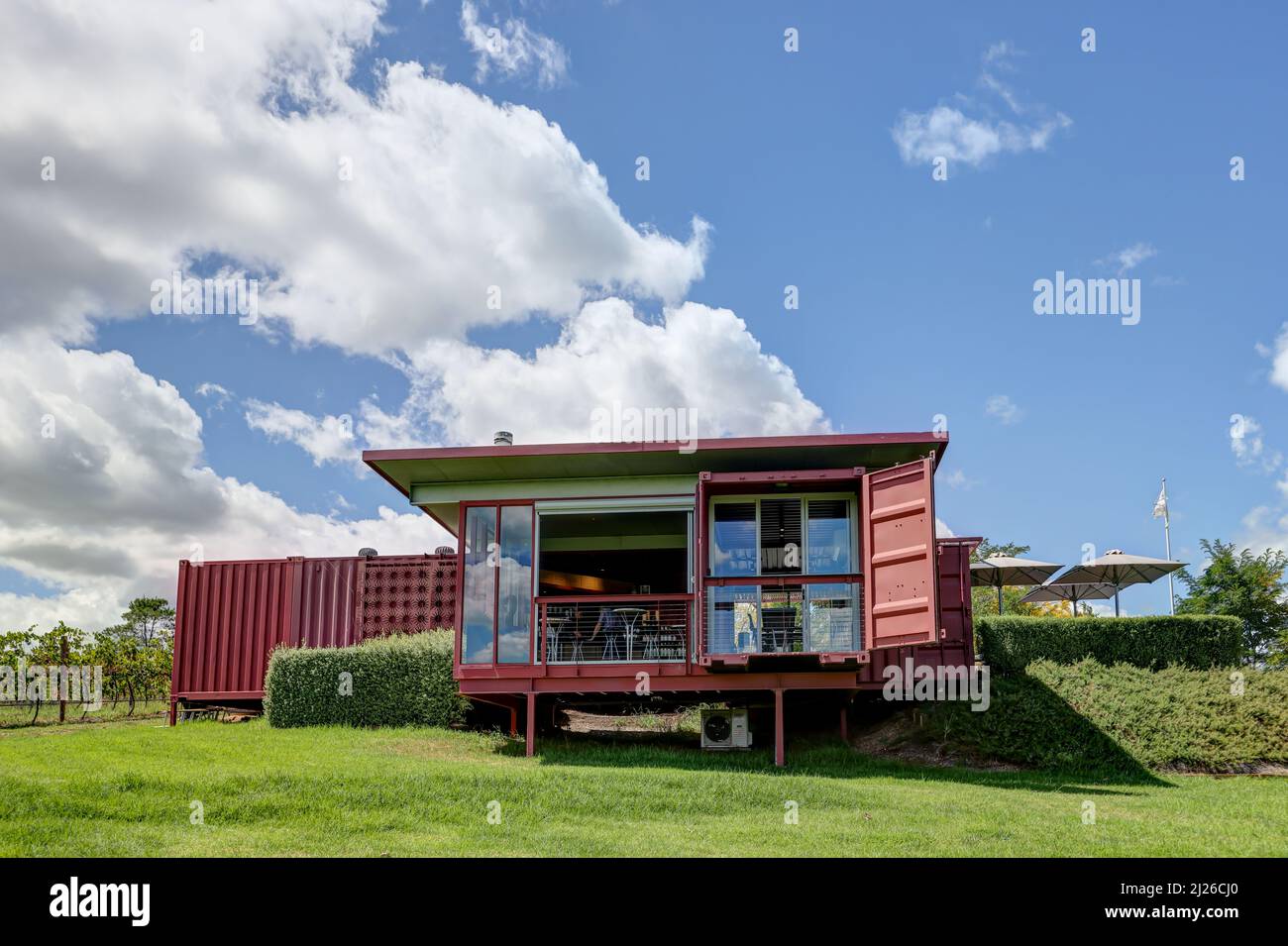 La vista di un piccolo ristorante circondato da vigneti. Mudgee, Australia. Foto Stock