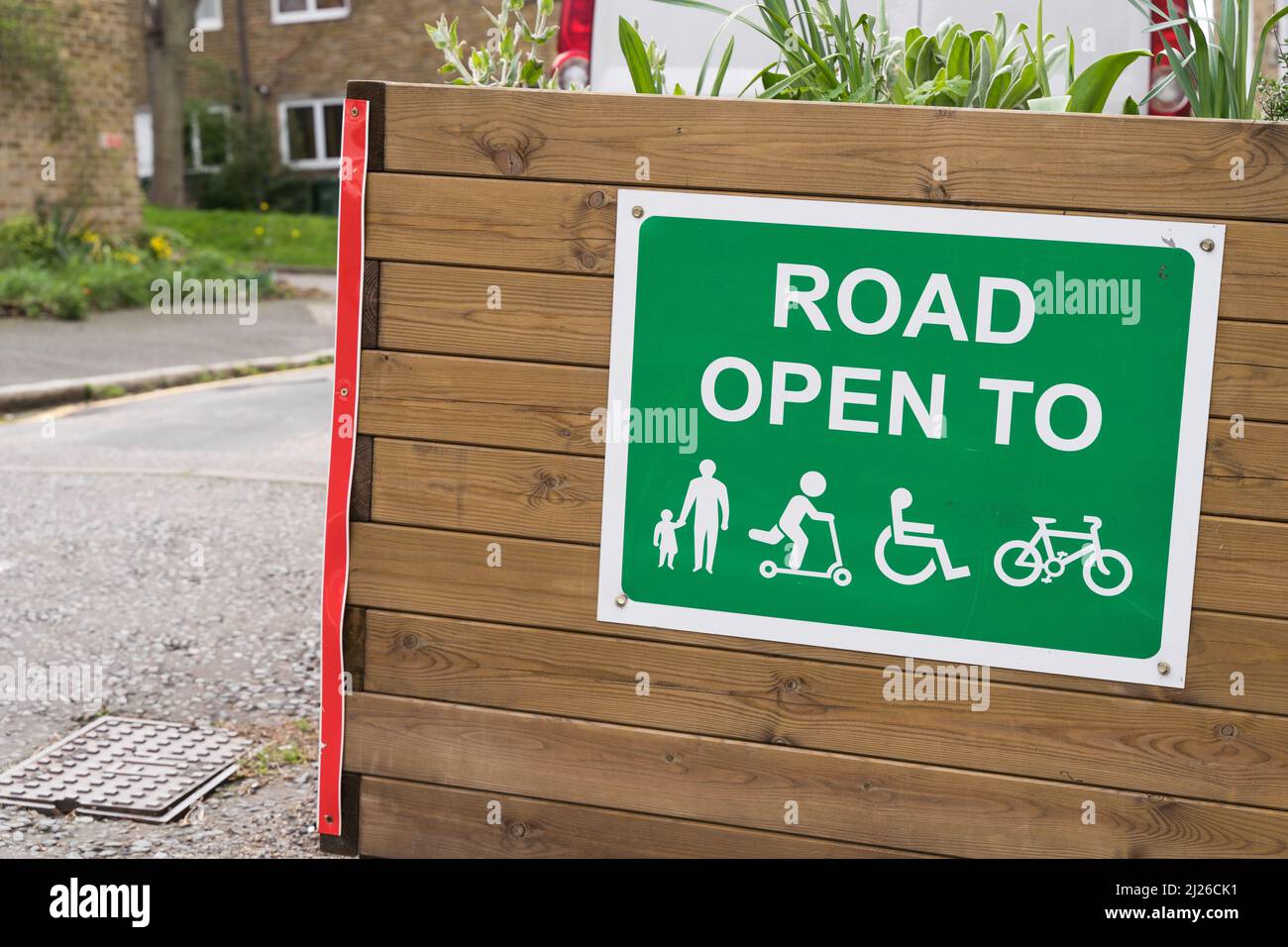 Segno verde di 'STRADA aperta AL ciclista e pedonale' a Greenwich, nel sud-est di Londra UK Foto Stock