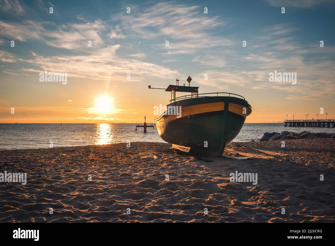 Splendida vista mattutina sul mare polacco di Gdynia. Nave su una spiaggia di sabbia al mattino. Foto Stock