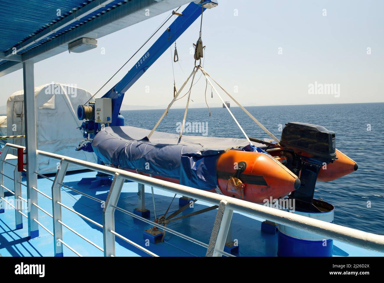 Vista di una barca di salvataggio sul ponte di una nave da crociera. Foto Stock