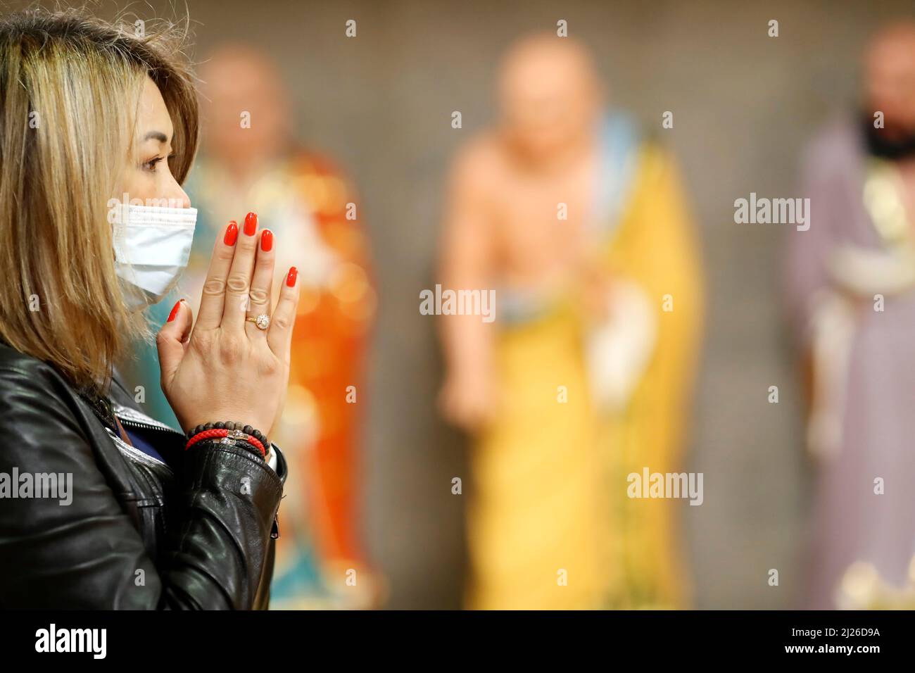 Teochew cinese taoista tempio. Donna asiatica che prega. Foto Stock