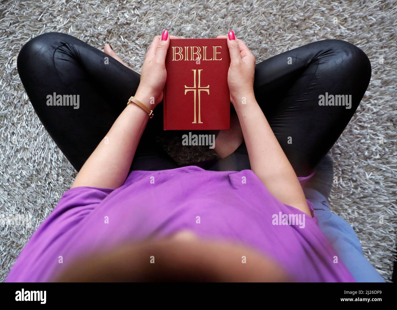 Donna che prega la bibbia. Fede e religione. Foto Stock