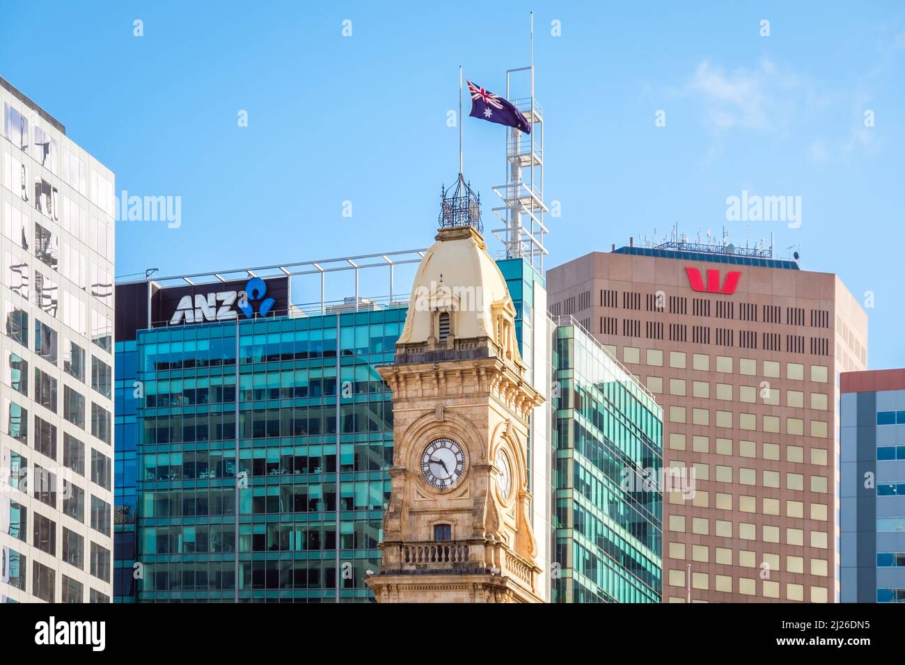 Adelaide, South Australia - 19 agosto 2019: Torre dell'orologio dell'Old General Post Office con edifici moderni dietro Victoria Square in un giorno Foto Stock