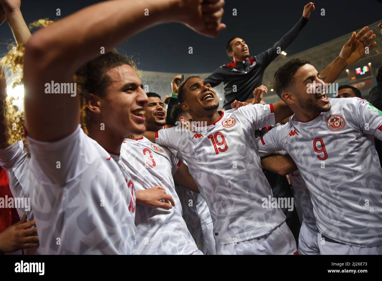 Tunisi, Tunisia. 29th Mar 2022. I giocatori tunisini festeggiano le qualifiche per la Coppa del mondo Qatar 2022 durante la seconda tappa della partita di calcio dei Qualifieri africani della Coppa del mondo Qatar 2022 tra Tunisia e Mali allo stadio olimpico Hamadi Agrebi nella città di Rades. Punteggio finale prima partita; Tunisia 1:0 Mali, seconda partita; Tunisia 0:0 Mali. Credit: SOPA Images Limited/Alamy Live News Foto Stock