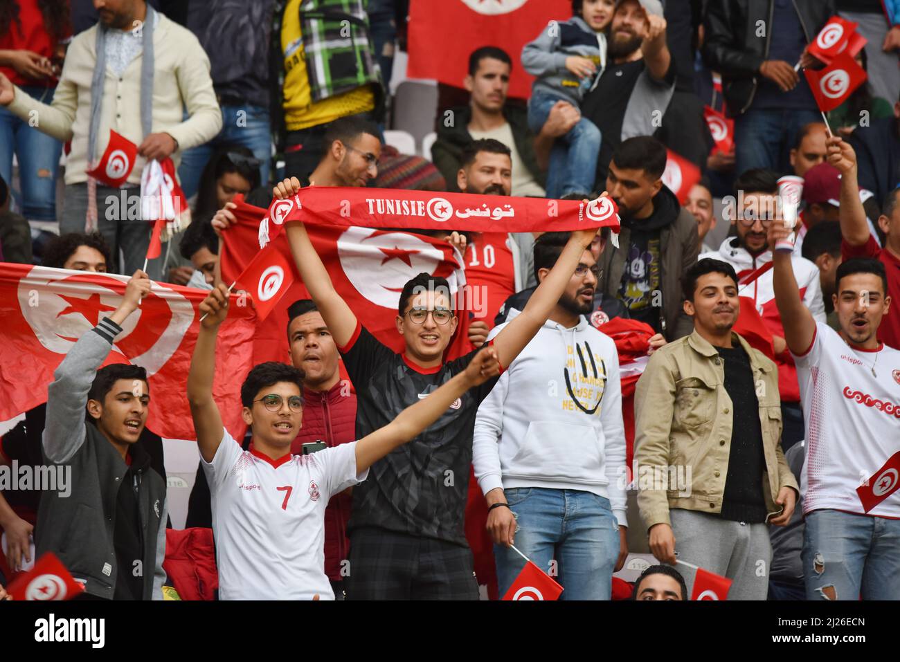 Tunisi, Tunisia. 29th Mar 2022. I tifosi tunisini hanno bandiere durante la seconda tappa della partita di calcio dei Qualifieri africani della Coppa del mondo del Qatar del 2022 tra Tunisia e Mali allo stadio olimpico Hamadi Agrebi nella città di Rades. Punteggio finale prima partita; Tunisia 1:0 Mali, seconda partita; Tunisia 0:0 Mali. Credit: SOPA Images Limited/Alamy Live News Foto Stock