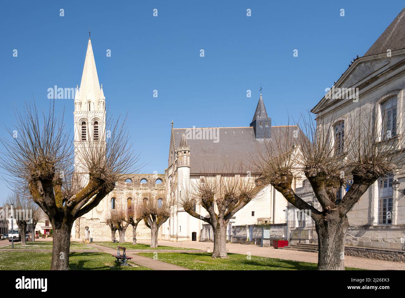 Abbazia chiesa belli locus a Beaulieu les Loches in un soleggiato pomeriggio invernale, Touraine, Francia Foto Stock