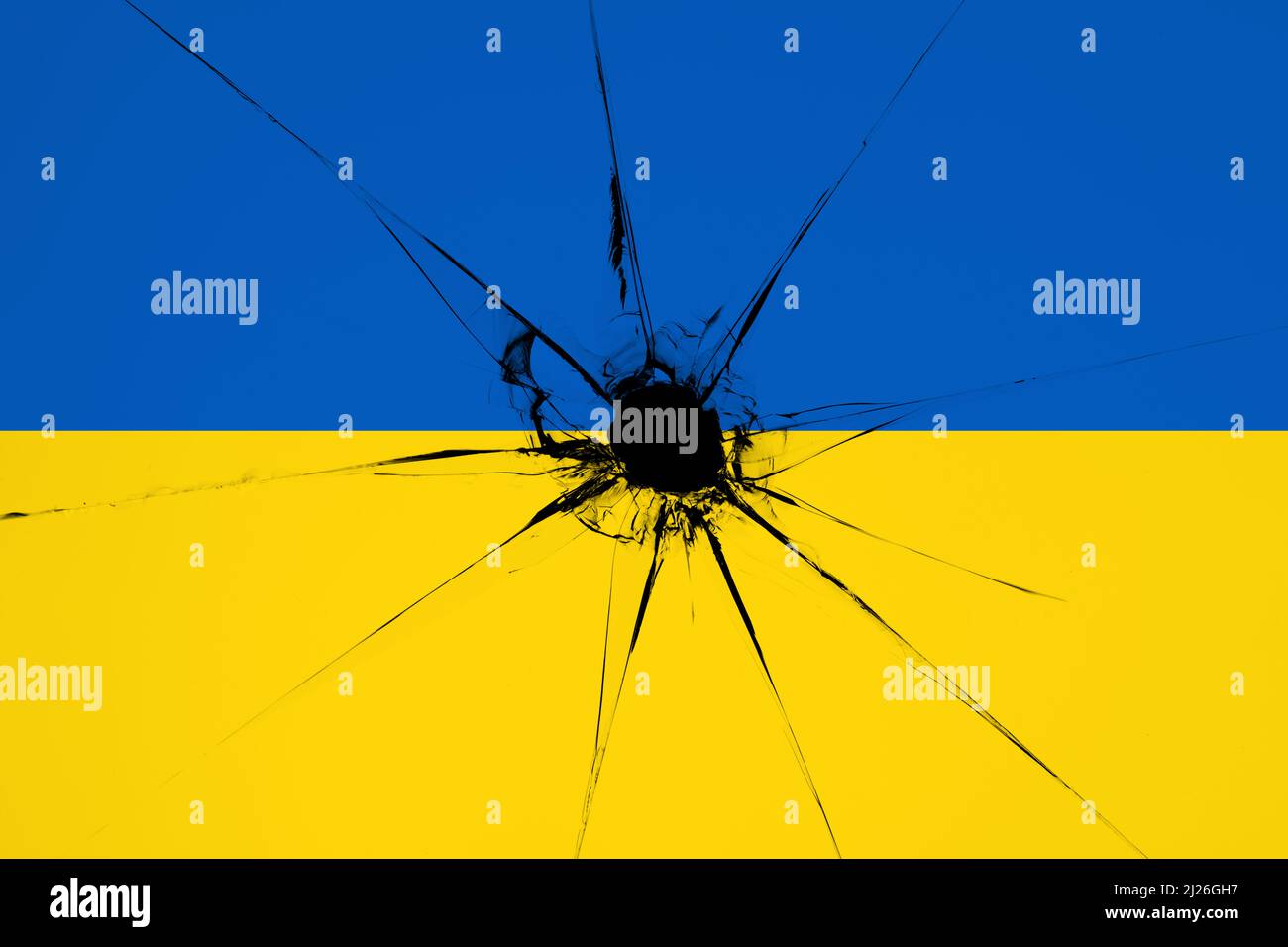 Bandiera bicolore blu e gialla Ucraina con un buco da un colpo e spaccature illustrazione adatta per striscione o sfondo. Immagine della bandiera nazionale Ucraina Foto Stock