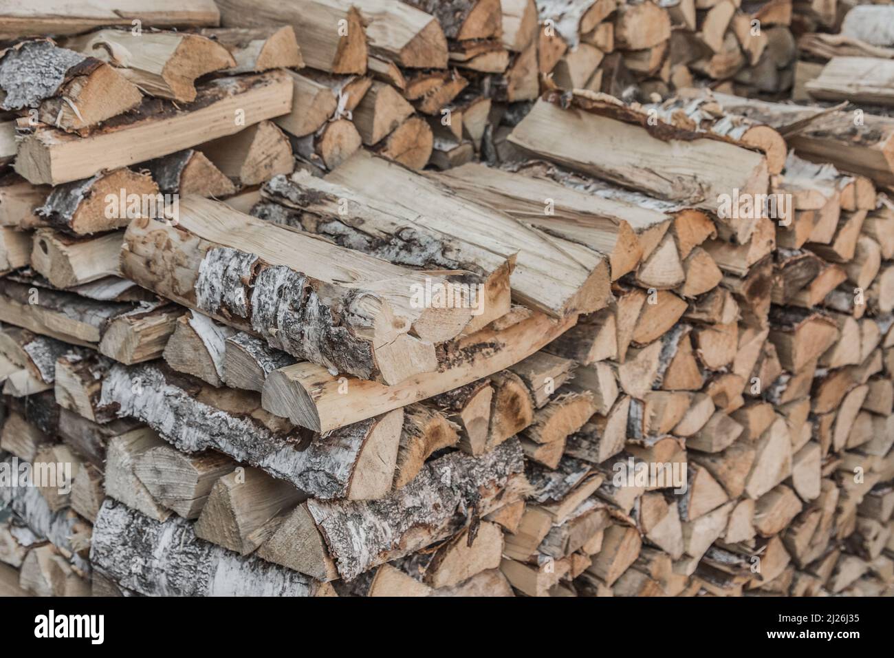 Legna da ardere Stack stoccaggio legno materiali tritati albero rurale pile. Foto Stock