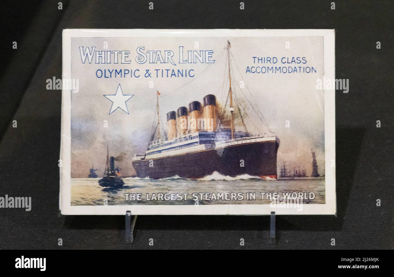 Manufatti Titanic dall'affondamento del Titanic; Brochure pubblicata da White Star Line che pubblicizza alloggi di terza classe, Titanic Exhibition, London UK Foto Stock