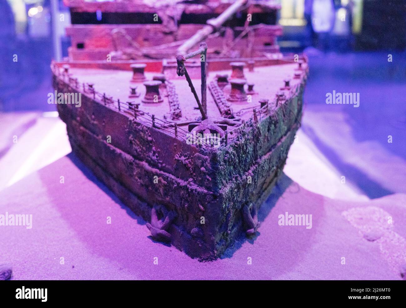 L'affondamento del Titanic; modello del relitto del Titanic RMS sott'acqua sul fondale; la Mostra del Titanic, Londra UK Foto Stock