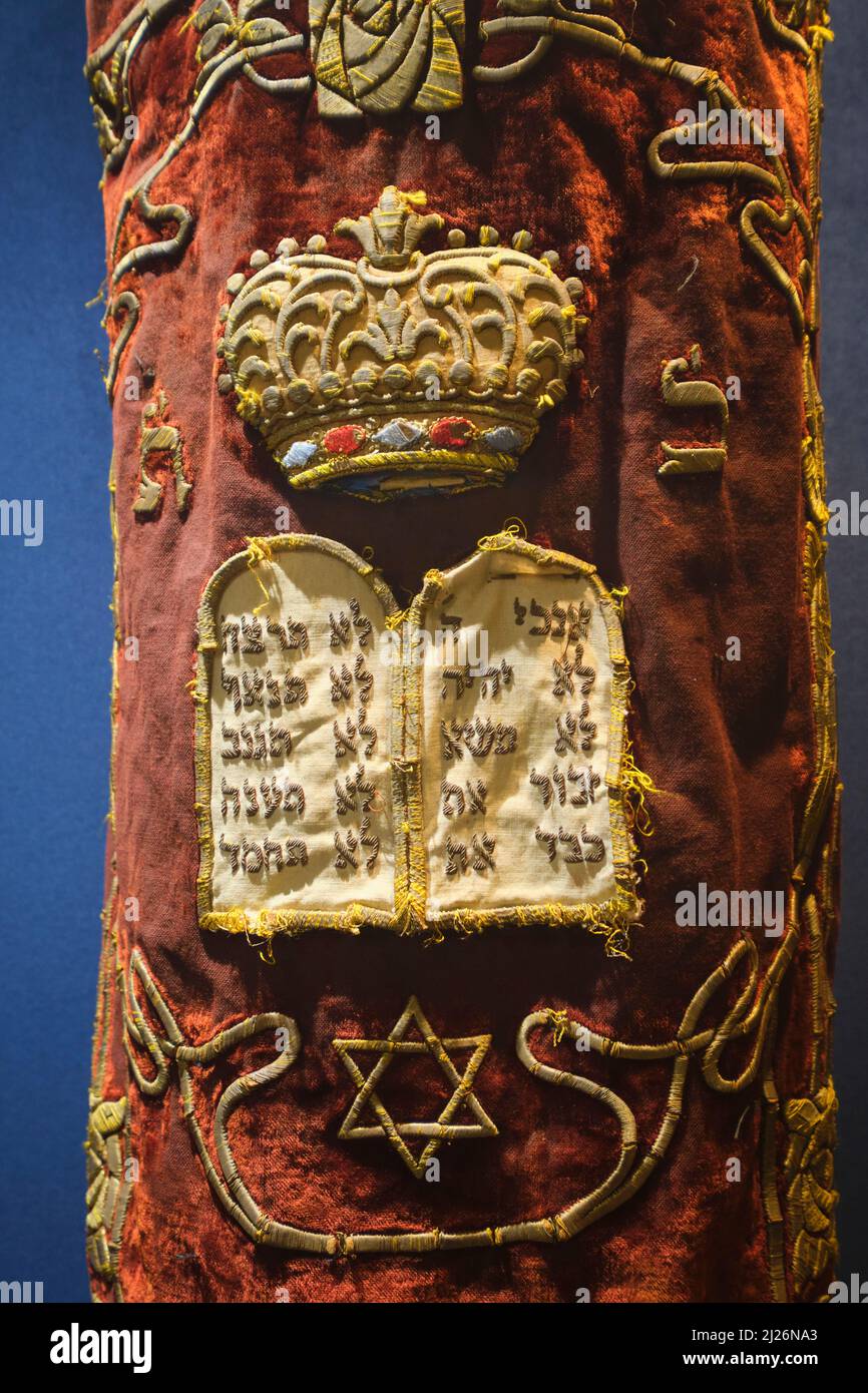 Un'esposizione di un panno di velluto rosso, tessuto torah coperta con i dieci comandamenti. Al museo della sinagoga di Beit Hillel. A Izmir, Turchia. Foto Stock