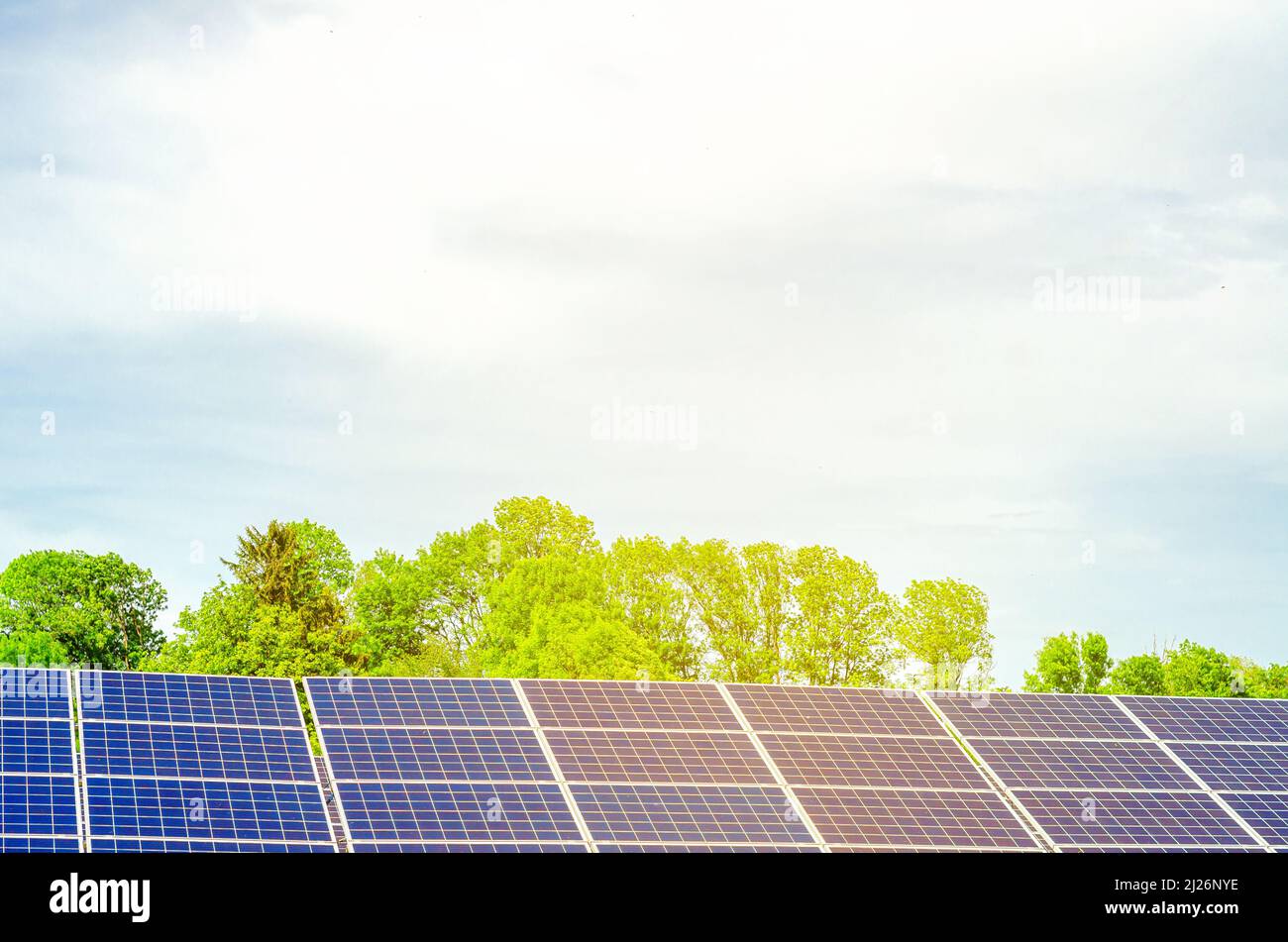 Pannelli solari sotto un cielo nuvoloso. Energia solare. Tecnologie innovative. Foto Stock