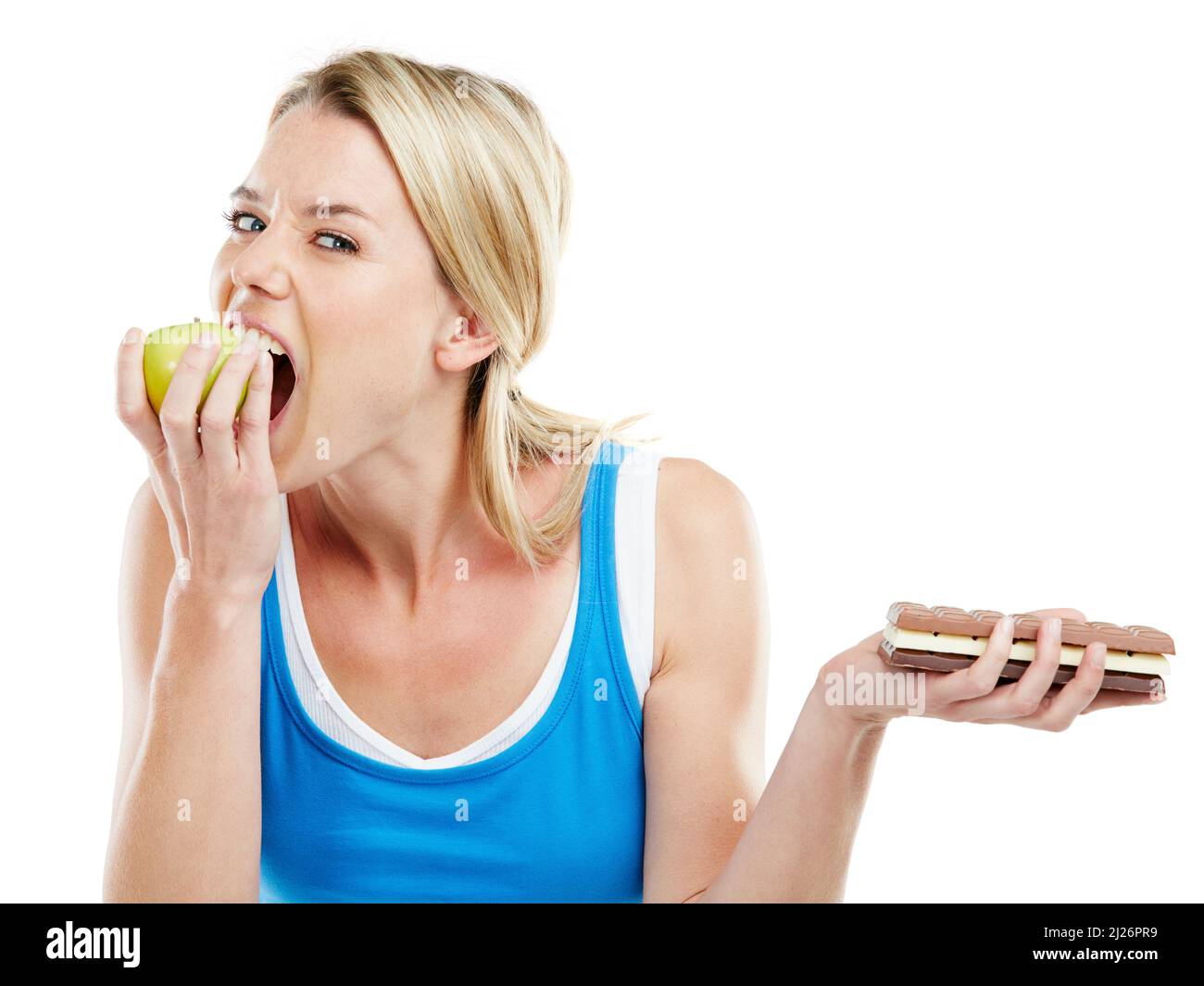 Non posso controllare tutto tranne che cosa va nel mio corpo. Studio shot di una donna che decide tra cibi sani e malsani. Foto Stock Non posso controllare tutto tranne che cosa va nel mio corpo. Studio shot di una donna che decide tra cibi sani e malsani. Foto Stock