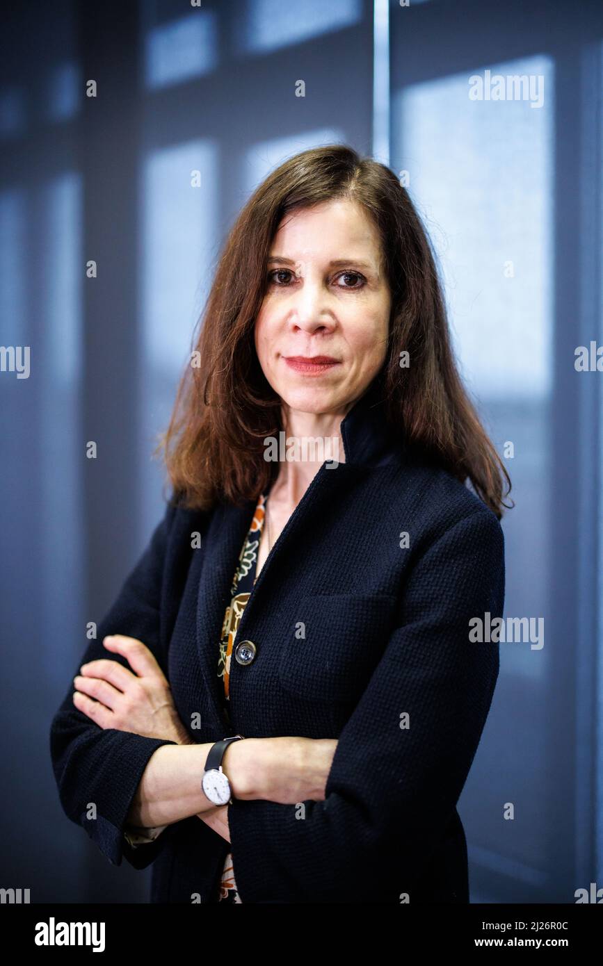 Monaco di Baviera, Germania. 30th Mar 2022. Beate Ehrt, presidente della Corte locale di Monaco, esamina la fotocamera durante un evento stampa per presentare un nuovo accesso online per la presentazione delle denunce presso i tribunali. Dall'inizio di febbraio 2022, tutti i cittadini della Baviera sono stati in grado di presentare denunce presso i tribunali o accuse penali presso gli uffici del pubblico ministero online. Credit: Matthias Balk/dpa/Alamy Live News Foto Stock