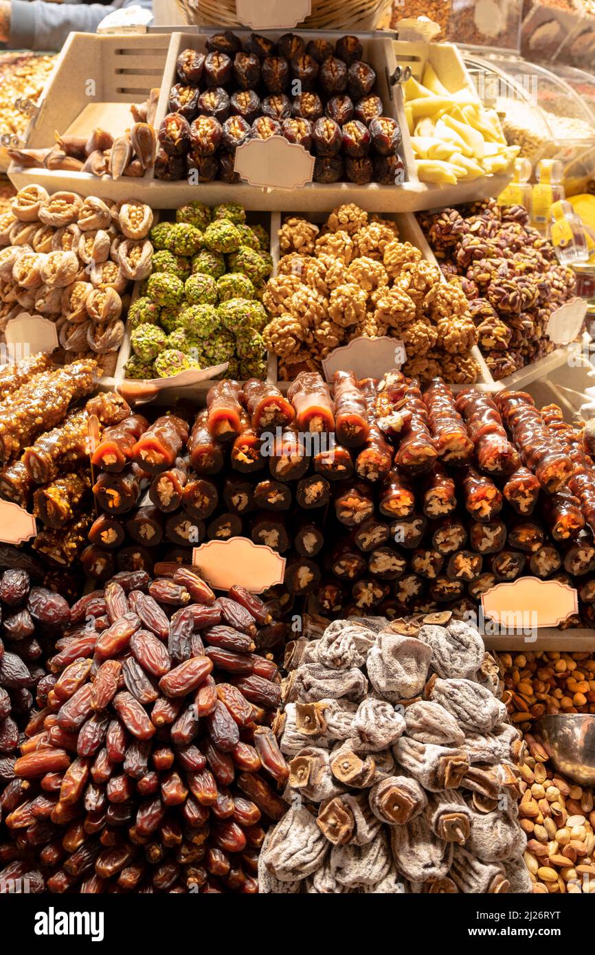 Prelibatezze turche tradizionali, noci, frutta secca e dessert a Istanbul Spice Bazaar o Grand Bazaar. Datteri, noci, pistacchi, polpa di noci Foto Stock