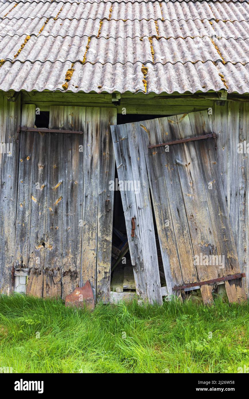 Porte appoggiate su un vecchio fienile in legno Foto Stock
