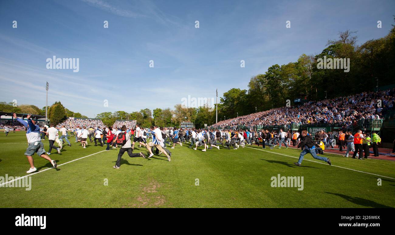 I fan invadono il campo dopo la partita della Coca Cola League One tra Brighton & Hove Albion e Stockport County al Withdean Stadium il 02 maggio 2009 a Brighton. Foto Stock