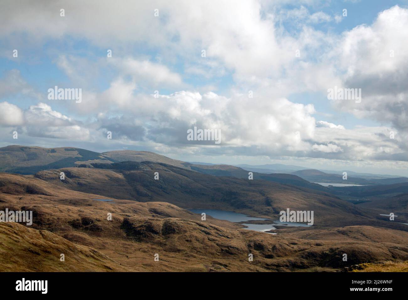 Loch Neldricken visto da vicino la cima del Benyellary sul percorso alla cima di Merrick Dumfries e Galloway Scozia Foto Stock